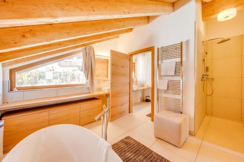 a bathroom with a sink and a window at Chalet Bergliebe zentral mit Bergblick in Seefeld in Tirol