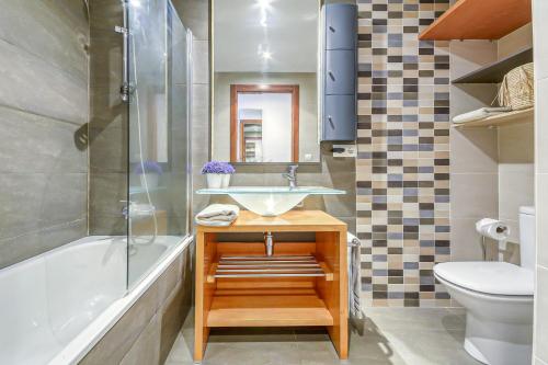 une salle de bains avec lavabo, baignoire et toilettes dans l'établissement Gran Reserva Mimoses 1 D - Immo Barneda, à Empuriabrava