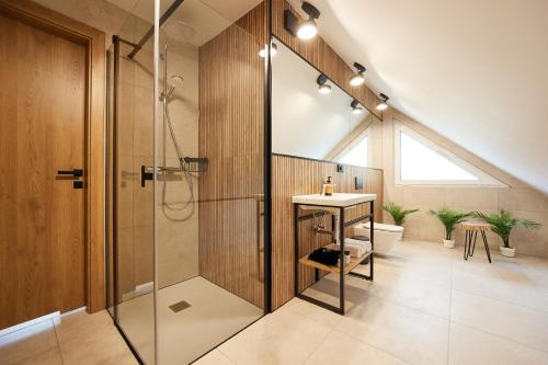 a bathroom with a shower and a sink at EveRest Apartamenty Szczyrk in Szczyrk