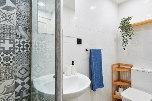 Kúpeľňa v ubytovaní Lovely Home Estudio Jupiter Piscina