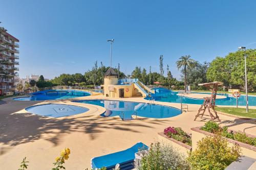 Bazén v ubytovaní Lovely Home Estudio Jupiter Piscina alebo v jeho blízkosti