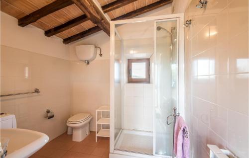 Ένα μπάνιο στο Lovely Home In San Quirico D'orcia