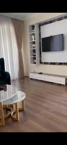 TV a/nebo společenská místnost v ubytování Maricel Astara Resort Hotel