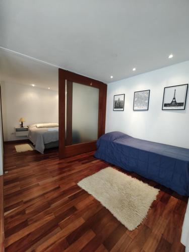 1 dormitorio con 2 camas y espejo en HERMOSO DEPARTAMENTO CENTRICO en Salta