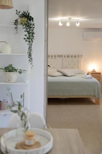 a reflection of a bedroom with a bed in a mirror at Myrtus Guest House in Myrties