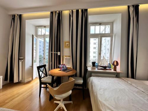 Ένα ή περισσότερα κρεβάτια σε δωμάτιο στο DECOR 4 fast WiFi 85'TV Netflix HBO Disney+