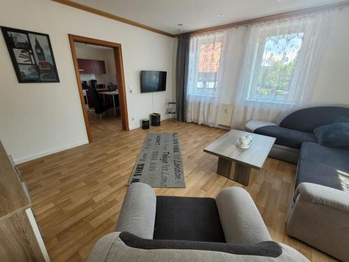 een woonkamer met een bank en een tafel bij Ferienwohnung - Stein - in Rollshausen