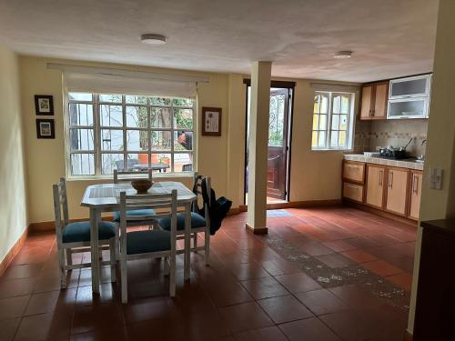 eine Küche und ein Esszimmer mit einem Tisch und Stühlen in der Unterkunft casa amplia y económica in Villa de Leyva