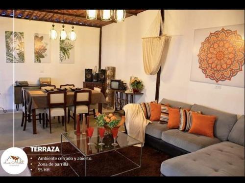 sala de estar con sofá y comedor en Hospedaje La Melit en Tacna