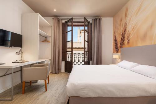a hotel room with a bed and a desk at HBE Boutique España - Turismo de Interior in Llucmajor