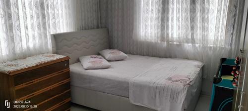 ein kleines Schlafzimmer mit einem Bett mit zwei Kissen in der Unterkunft Kemer konak in Cayeli