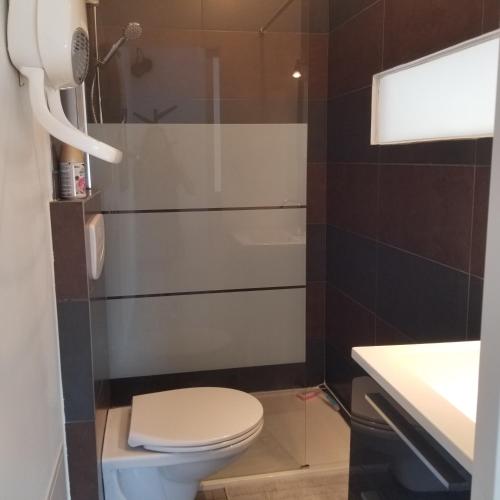 une salle de bain avec toilettes et lavabo dans l'établissement La Baraquette de Thau, à Mèze