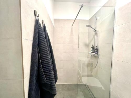 een badkamer met een douche en een glazen douchecabine bij Stylish New Apartment in Riga Old Town - City Centre, Self Check-in, Walkable to Major Attractions in Rīga