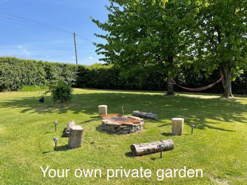 Κήπος έξω από το Spacious Cottage - Sleeps 4 - in the Black Mountains
