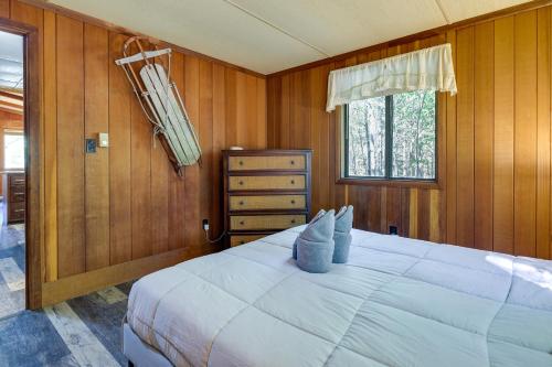 Ένα ή περισσότερα κρεβάτια σε δωμάτιο στο Gouldsboro Vacation Rental with Pool and Lake Access!