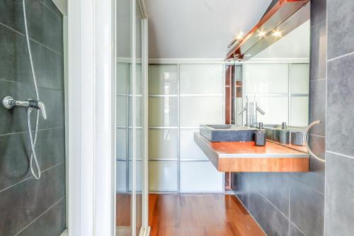 un bagno con lavandino e doccia di Gauguin 44 Almadrava Roses - Immo Barneda a Roses