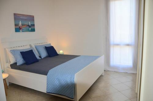 a bedroom with a large bed with blue pillows at Casa Vittorina in Pula