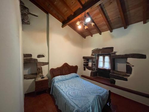 En eller flere senger på et rom på Casa de Guimarás.