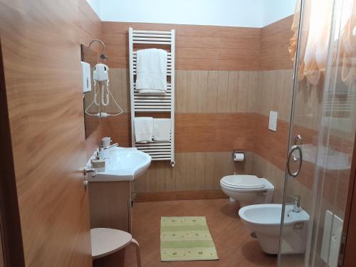 a bathroom with a toilet and a sink at Affittacamere Certe Notti in Sala Consilina