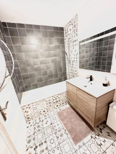 une salle de bain avec un lavabo et une douche dans l'établissement Coquette maison climatisée, à Pechbonnieu