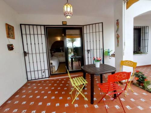 una sala da pranzo con tavolo e 2 sedie di El Refugio Paz y Tranquilidad Benalmadena Costa del Sol a Benalmádena