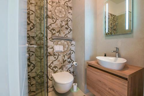 een badkamer met een toilet en een wastafel bij Villa Tramontana apartment 1 in Murter