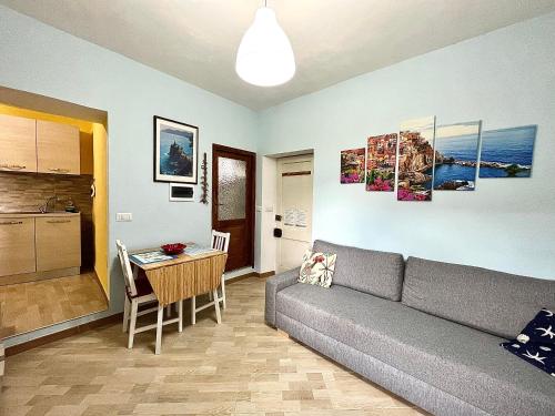 Cà dè Armando - Val di Vara e Cinque Terre في ريكو ديل غولفو دي سبيزيا: غرفة معيشة مع أريكة وطاولة