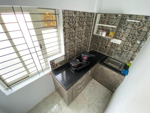 uma vista superior de uma pequena cozinha com um lavatório em Shree 269 em Bangalore