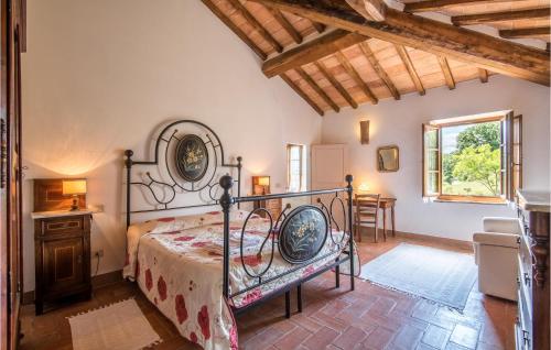 a bedroom with a bed and a table in a room at Beautiful Home In San Quirico Dorcia With Kitchen in San Quirico dʼOrcia