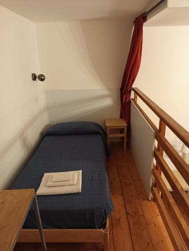 Piccola camera con letto e scala di Il Castello Apartment a Napoli