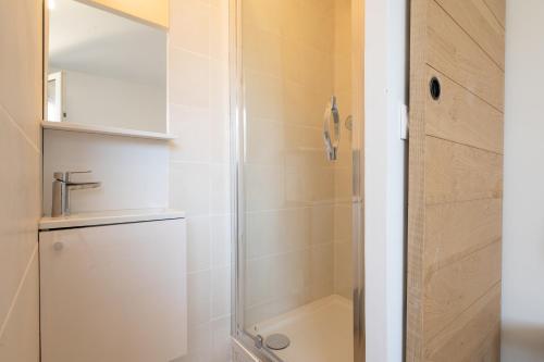 a bathroom with a shower and a sink at Giens - Vue mer / marais - Appartement refait à neuf in Hyères