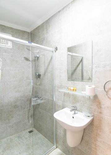 a bathroom with a sink and a glass shower at Kayalar Blue Beach Hotel in Sazlı