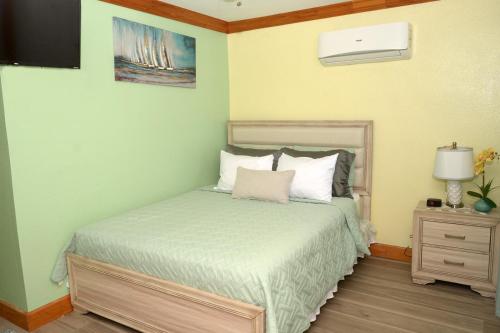 a bedroom with a bed and a night stand with a lamp at Cottage by Jubilee in Freeport