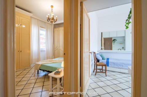 um quarto com uma cama e uma mesa num quarto em Casa Yubi by PortofinoVip em Santa Margherita Ligure