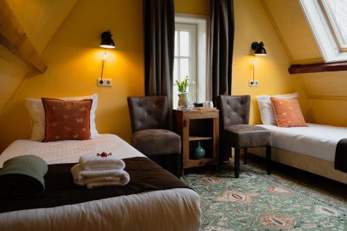 een hotelkamer met 2 bedden en een raam bij Logement Stedswal in Sloten