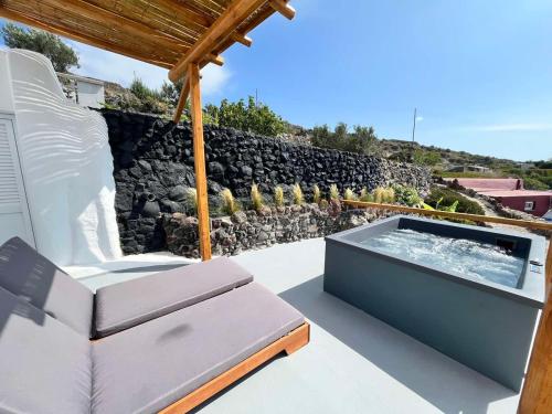 un bain à remous sur la terrasse d'une maison dans l'établissement Sunset Paradise Oia, à Oia