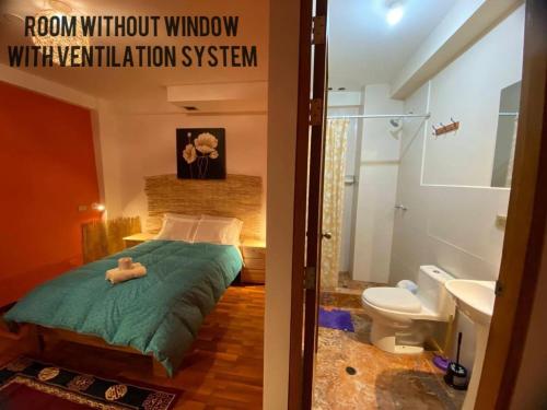 Zimmer mit einem Bett und einem Bad mit einem WC. in der Unterkunft BROTHERs HOUSE II in Cusco