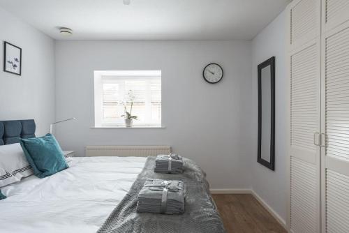 um quarto branco com uma cama com toalhas em Detached House - 5 mins drive to City Centre - Free Parking, Fast Wi-Fi and Smart TV with Sky TV and Netflix by Yoko Property em Milton Keynes