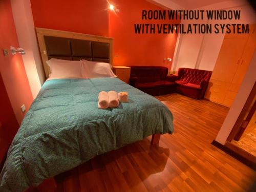 una camera da letto con un letto e due asciugamani di BROTHERs HOUSE II a Cuzco