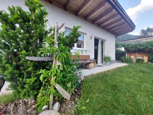a garden with a fence in front of a house at Apart Lechtraum in Stanzach