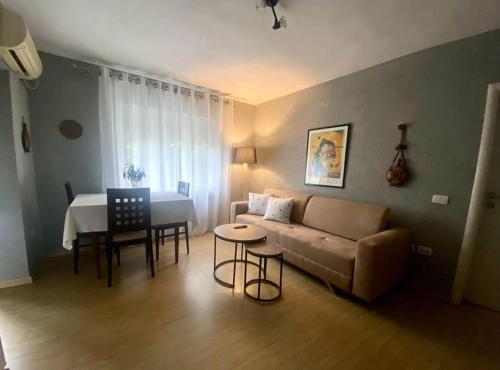 un soggiorno con divano e tavolo di Apartament in center Tirane a Tirana