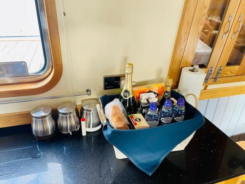 einem Behälter, der mit Wasserflaschen auf einer Theke gefüllt ist in der Unterkunft Lovely 2-Bedroom Barge Brunswick Dock Liverpool! in Liverpool