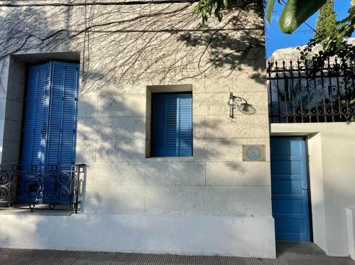 林肯的住宿－CASI EN CASA，大楼内两扇蓝色的门窗