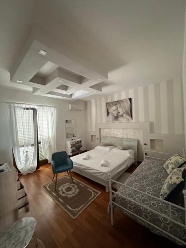 1 dormitorio con 1 cama y 1 silla en b&b by family L&G en Vibo Valentia Marina