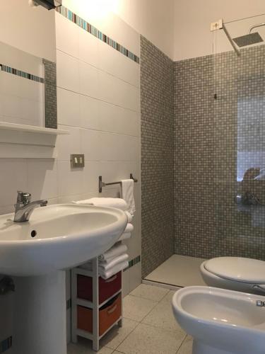 a bathroom with two sinks and a shower at Hotel Bersagliere in Laglio