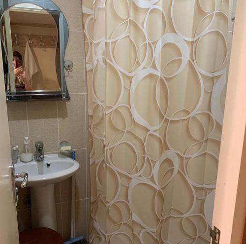 een persoon die een foto neemt van een badkamer met een douche bij Best Sevan Villa 1 in Sevan