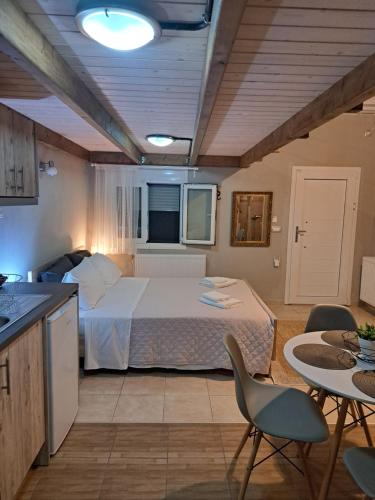 Schlafzimmer mit einem Bett, einem Tisch und Stühlen in der Unterkunft Sogno in Parga