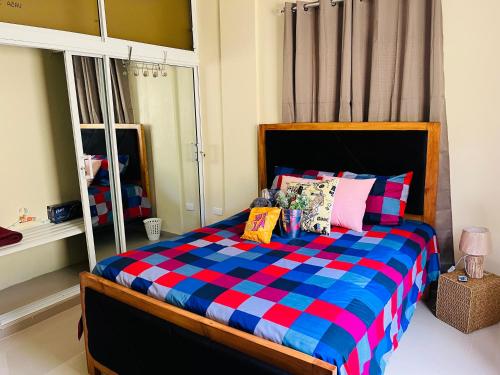 ein Schlafzimmer mit einem Bett mit einer karierten Decke in der Unterkunft Casa Bonita Pimentel 