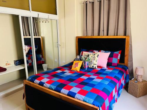 a bedroom with a bed with a checkered blanket at Casa Bonita Pimentel in Pimentel