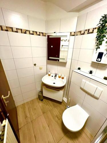 a small bathroom with a toilet and a sink at Zuhause im Ruhrgebiet 2 mit Balkon in Oberhausen